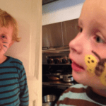 Fjern ansigtsmaling og maling fra børn